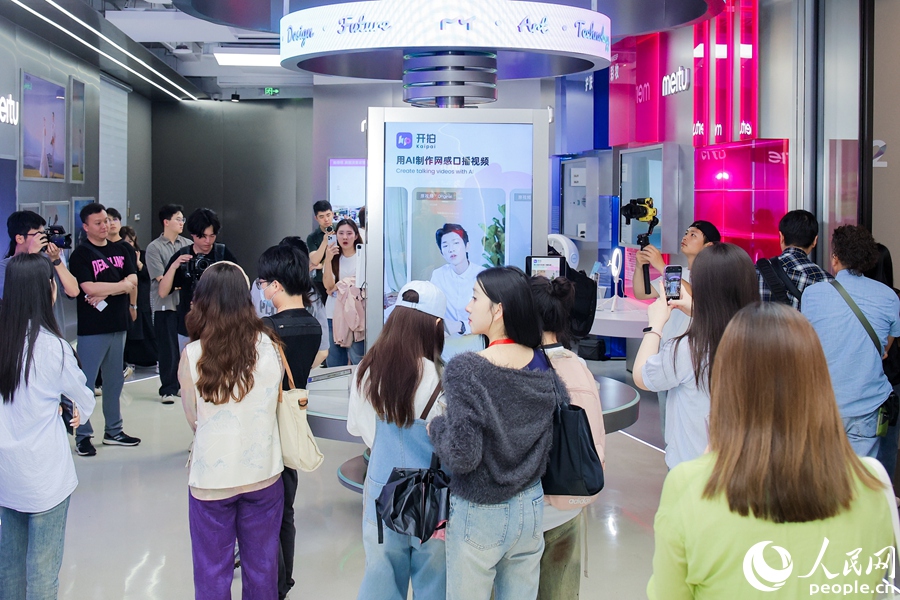 观摩美图有关产品场景应用。人民网记者 陈博摄