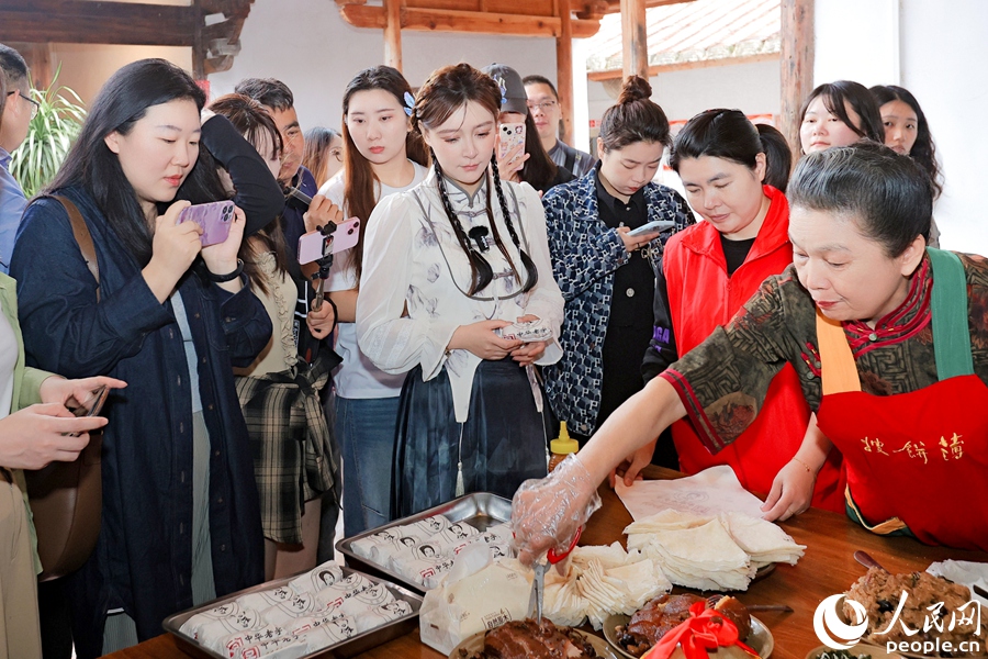 观看同安薄饼现场制作。人民网记者 陈博摄