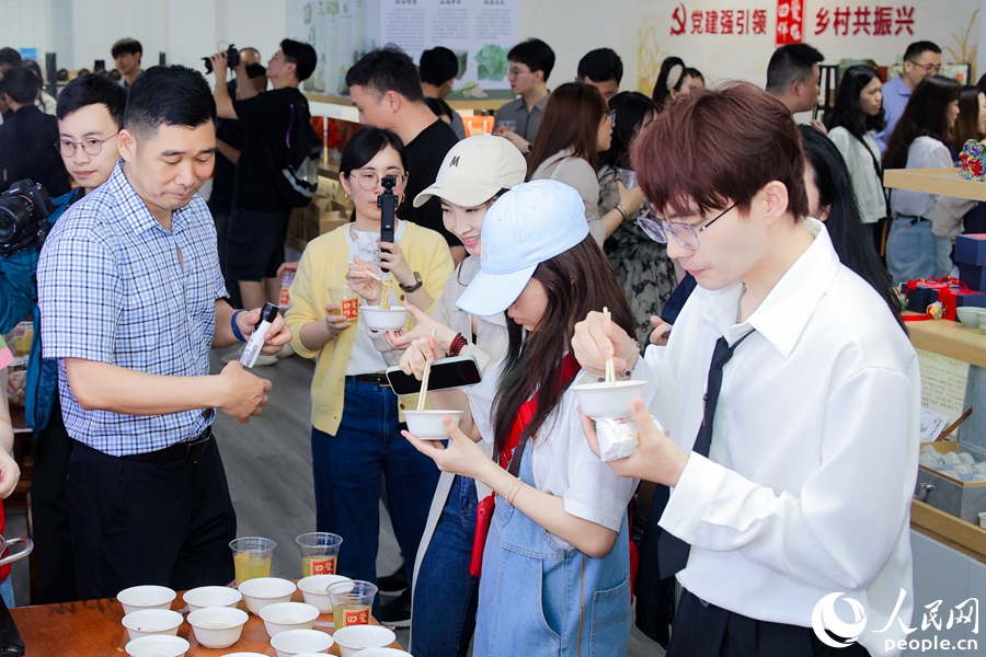 在农特产品展厅品尝云洋人工面线。人民网记者 陈博摄