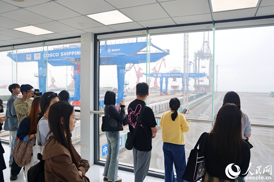 主播们在远海码头展厅观看无人集卡装运集装箱。人民网记者 陈博摄